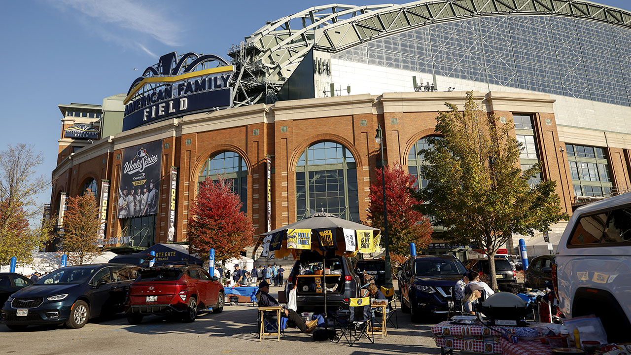 LIVE UPDATES: Brewers gear up for World Series Game 2 — FOX 6 News
